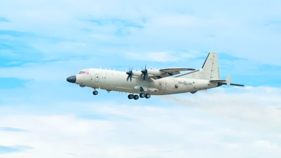China moderniza su avión antisubmarino Y-9 y revela su gran debilidad