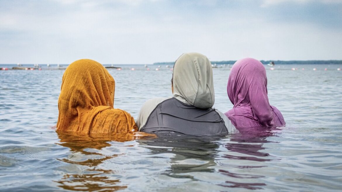 Burkini permitido en Burgos pero no en León: el lío que enfrenta a España - burkini piscinas España