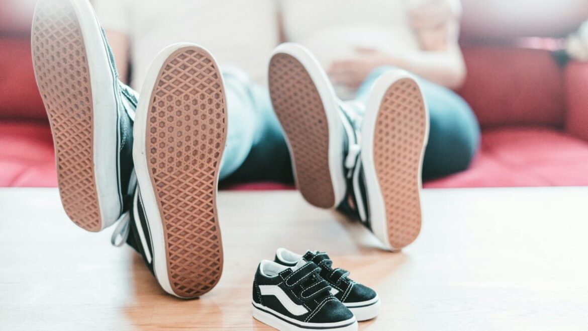 Heredar zapatos: el error que alerta a los podólogos y daña el pie infantil - heredar zapatos infantil