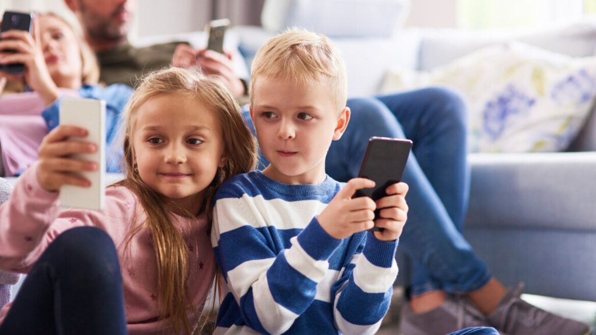 Móvil y niños: no hay edad segura para dárselo, según la ciencia