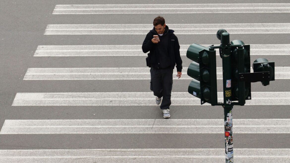 Cruzar la calle mirando el móvil: la DGT ya multa con hasta 200 euros - multa peatones móvil