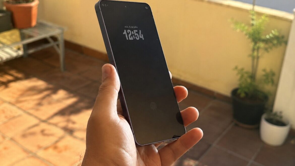 Pantalla siempre activa: por qué se ve rara en verano y no es la batería