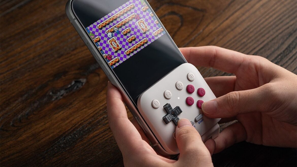 8BitDo FlipPad, el mando plegable que convierte el móvil en consola