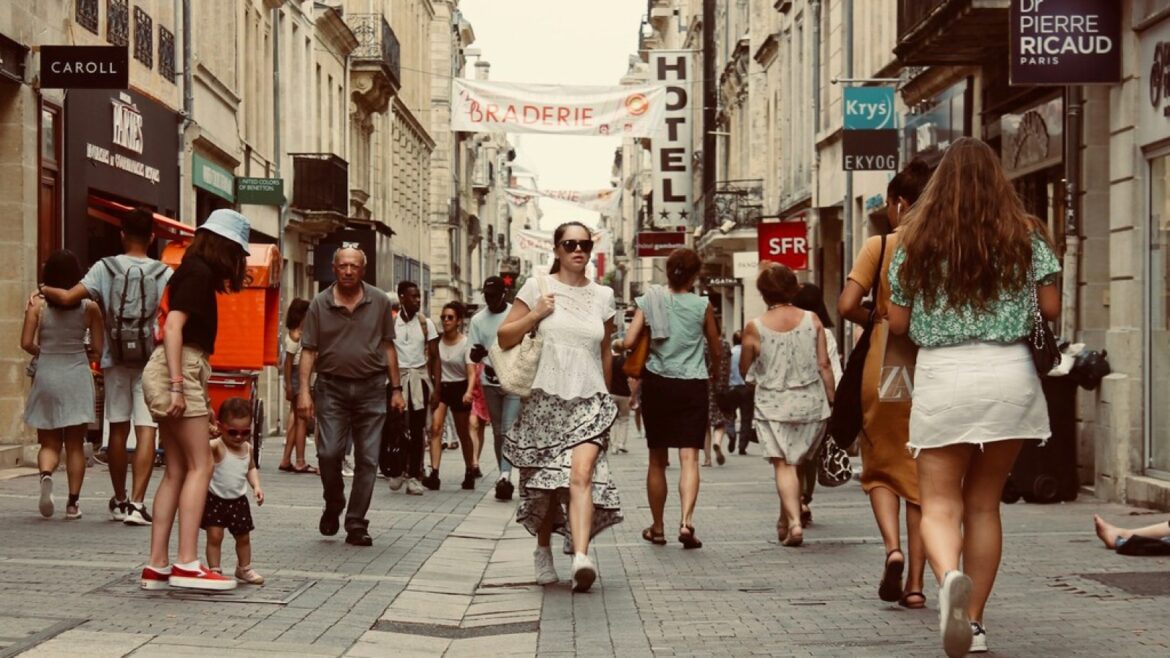 Camiseta negra en verano: por qué da menos calor que la blanca - camiseta negra verano
