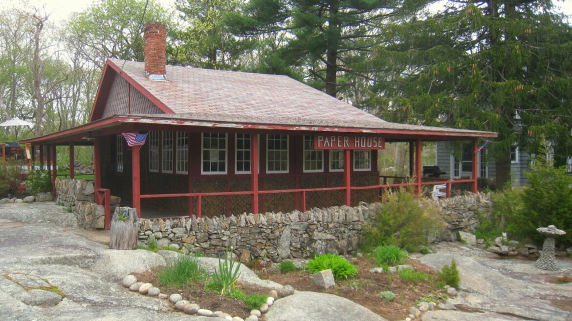 Esta casa lleva 100 años en pie hecha con 100.000 periódicos - casa de periódicos
