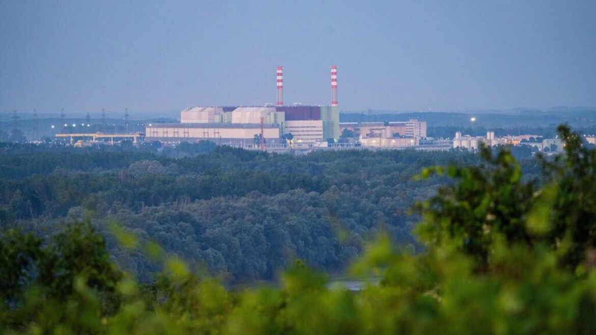 Central nuclear Paks apagada por primera vez en 44 años: culpa del Danubio