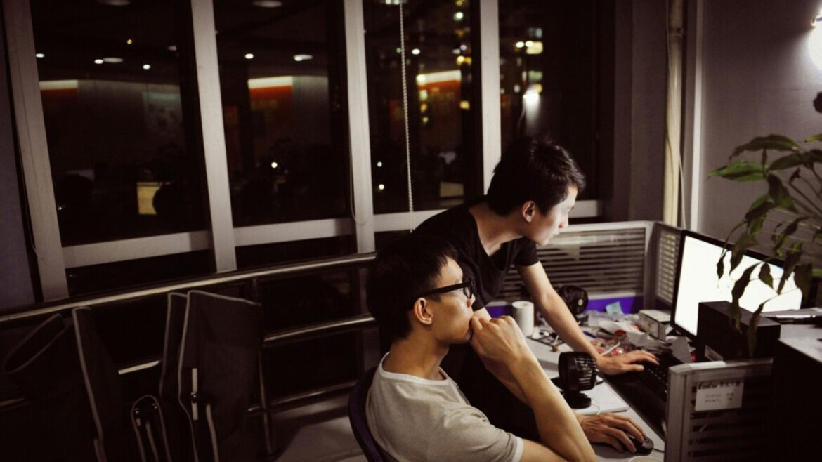 China obliga a sus empleados a irse a casa a las 9: adiós al 996 - cultura 996 China
