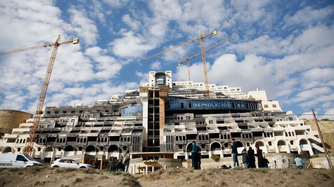 El Algarrobico, el hotel fantasma de Cabo de Gata que jamás abrió