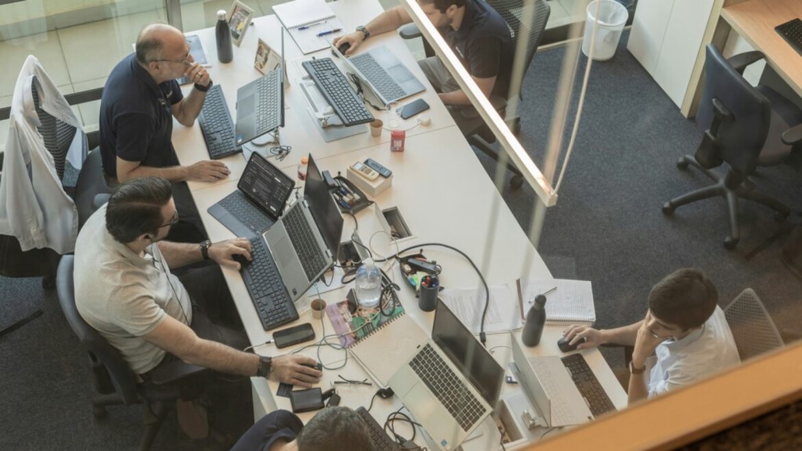 IA libera 3 horas semanales de trabajo... pero solo a la mitad - IA ahorro tiempo trabajo