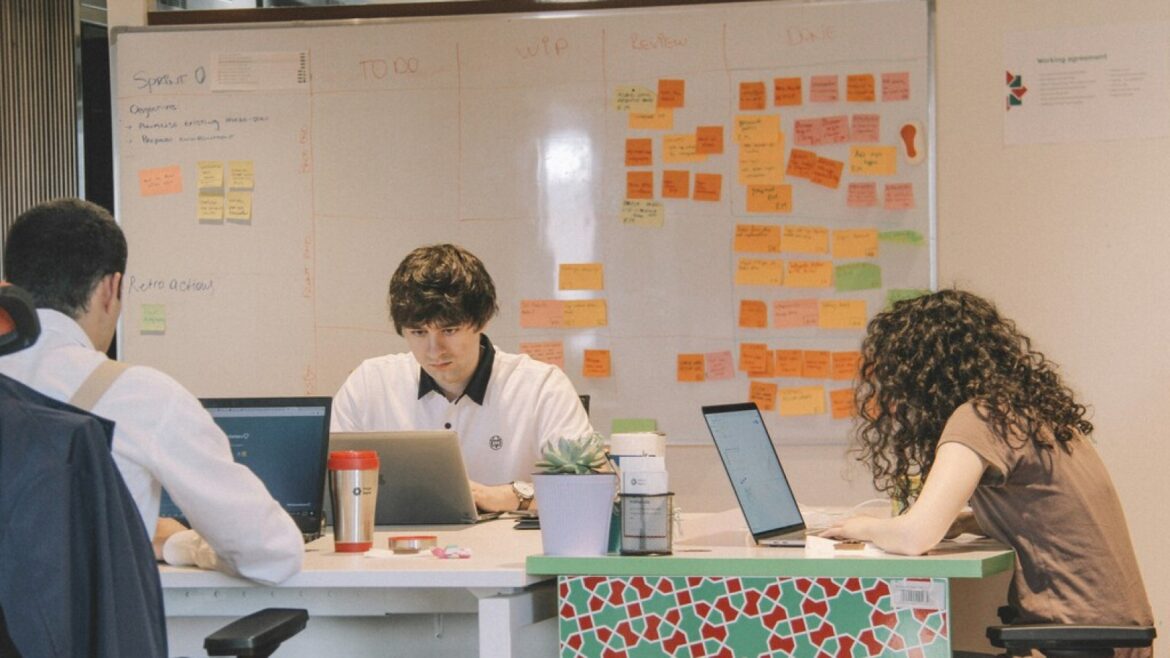 IA y empleo joven: adiós al primer trabajo de la generación Z