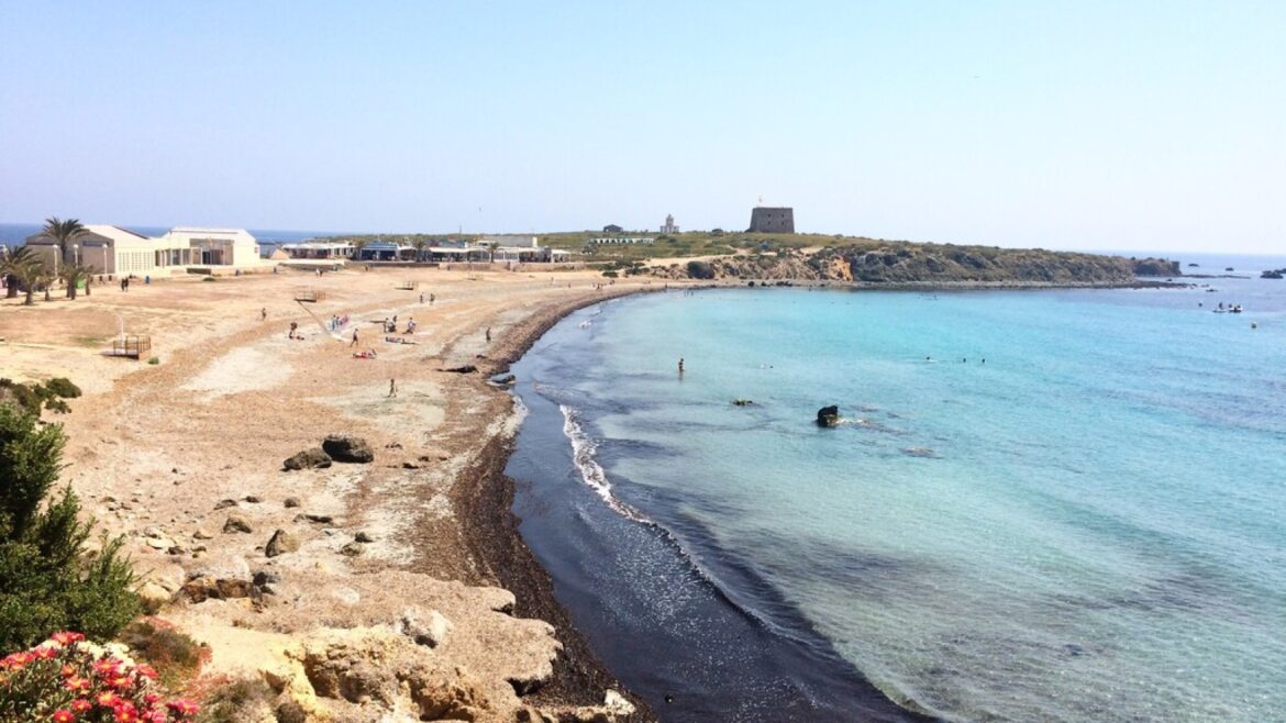 Tabarca dice basta a Alicante: la isla más pequeña de España quiere gobernarse sola - isla de Tabarca