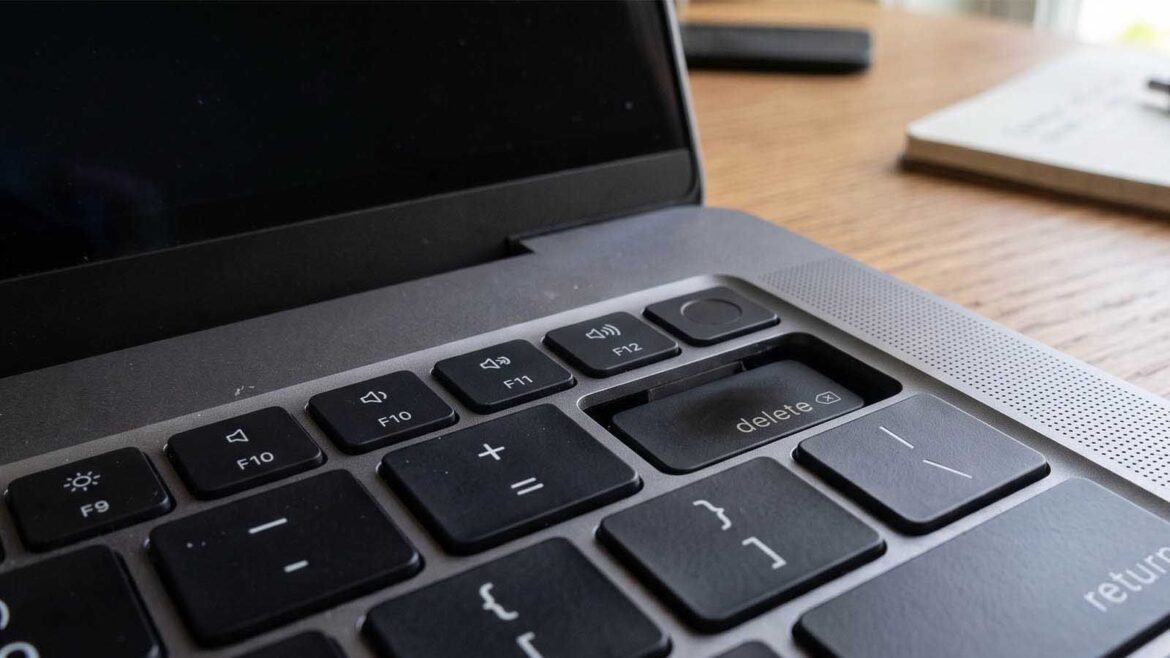MacBook M5 Max se calienta tanto que las teclas se quedan pegadas - MacBook M5 Max sobrecalentamiento