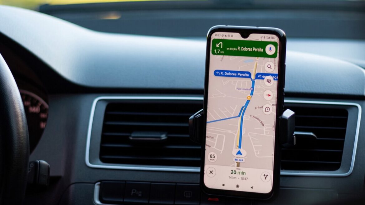 Multa de hasta 200 euros por llevar el móvil en el soporte al volante