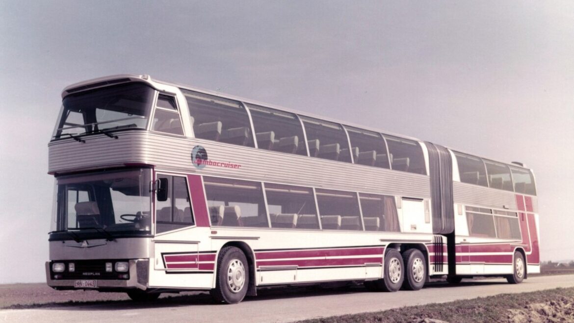 Jumbocruiser: el autobús de 28.000 kg y 144 plazas que murió por su propio bar - Neoplan Jumbocruiser