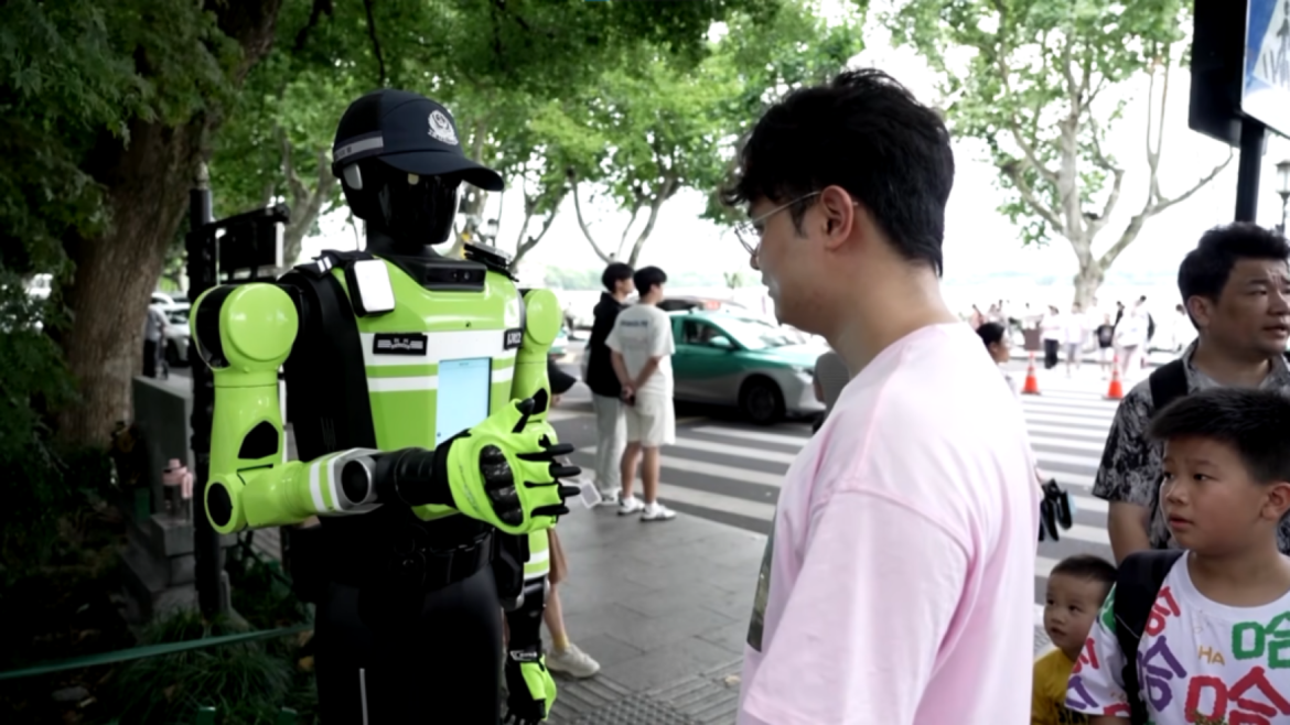 Robots humanoides ya vigilan el tráfico en China y detectan infracciones solos - robots humanoides tráfico China