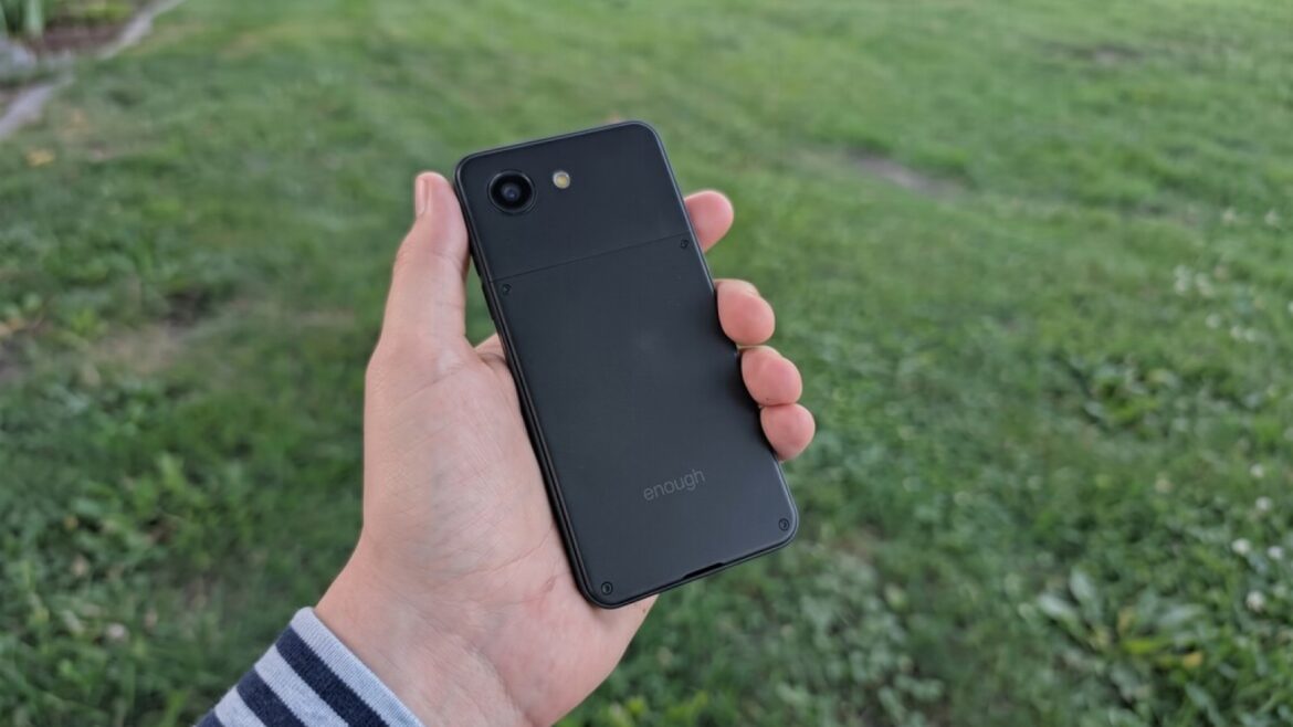 Enough Phone: el móvil compacto con batería extraíble que reta al mercado