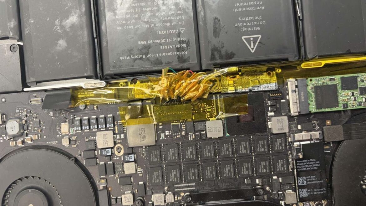 Un MacBook reparado con un truco casero que casi acaba en llamas - reparar batería MacBook
