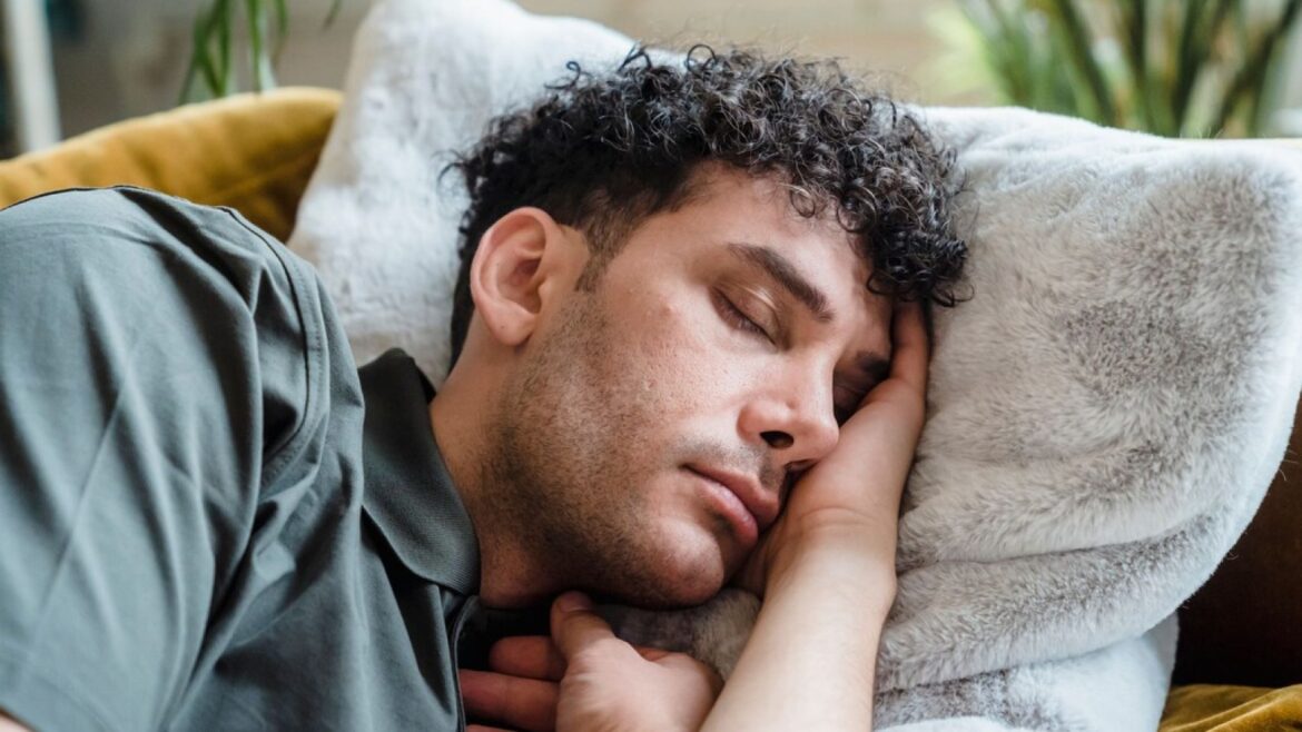 Siesta larga: la ciencia revela qué revela sobre tu salud